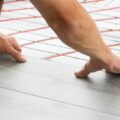 W którym kierunku układać panele podłogowe dla najlepszego efektu?