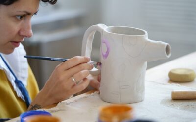 Czym wyróżnia się farba ceramiczna od tradycyjnych farb?