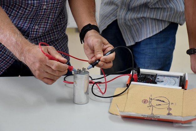 Jak bezpiecznie prowadzić instalację elektryczną w domu?