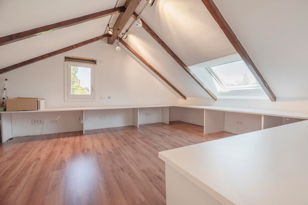 Jak dobrać odpowiedni materiał na podłogę poddasza?