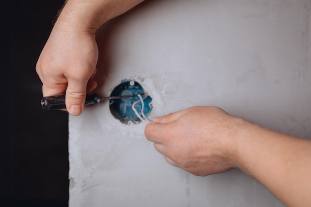 Jak załatać dziury w ścianach domowym sposobem?