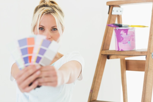 Jakie kolory ścian sprawdzą się w małym mieszkaniu?