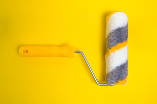 Wałek czy pędzel – co wybrać do malowania ścian?