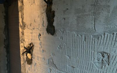 Czym najlepiej przetrzeć tynki cementowo-wapienne po nałożeniu?