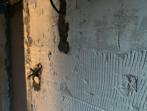 Czym najlepiej przetrzeć tynki cementowo-wapienne po nałożeniu?