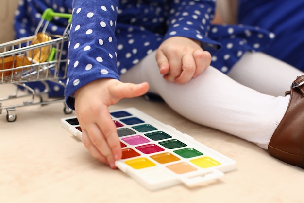 Jak łączyć kolory w salonie, aby stworzyć harmonijną przestrzeń?