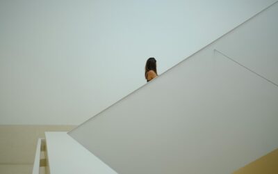 Jak skutecznie wyciszyć sufit w bloku bez remontu generalnego?