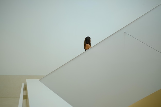 Jak skutecznie wyciszyć sufit w bloku bez remontu generalnego?