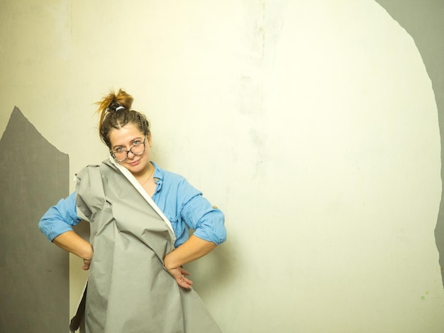 Jak skutecznie zerwać starą tapetę ze ściany?