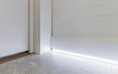 Pasek pod sufitem czy gładka powierzchnia – co lepiej sprawdzi się w Twoim wnętrzu?