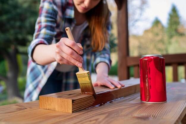 Jak dobrać najlepszą farbę do drewna na zewnątrz?