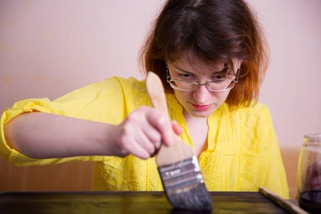 Jak prawidłowo wymieszać grunt z farbą przed malowaniem?