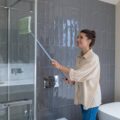 Brudna szyba w prysznicu? Oto jak ją skutecznie wyczyścić