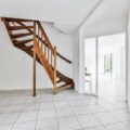 Jak prawidłowo układać płytki na schodach wewnętrznych?