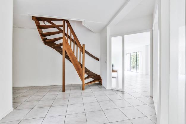 Jak prawidłowo układać płytki na schodach wewnętrznych?