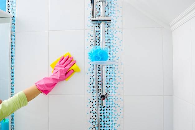 Jak skutecznie umyć kafelki pod prysznicem?