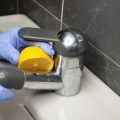 Jak skutecznie usunąć kamień ze zlewu domowymi sposobami?